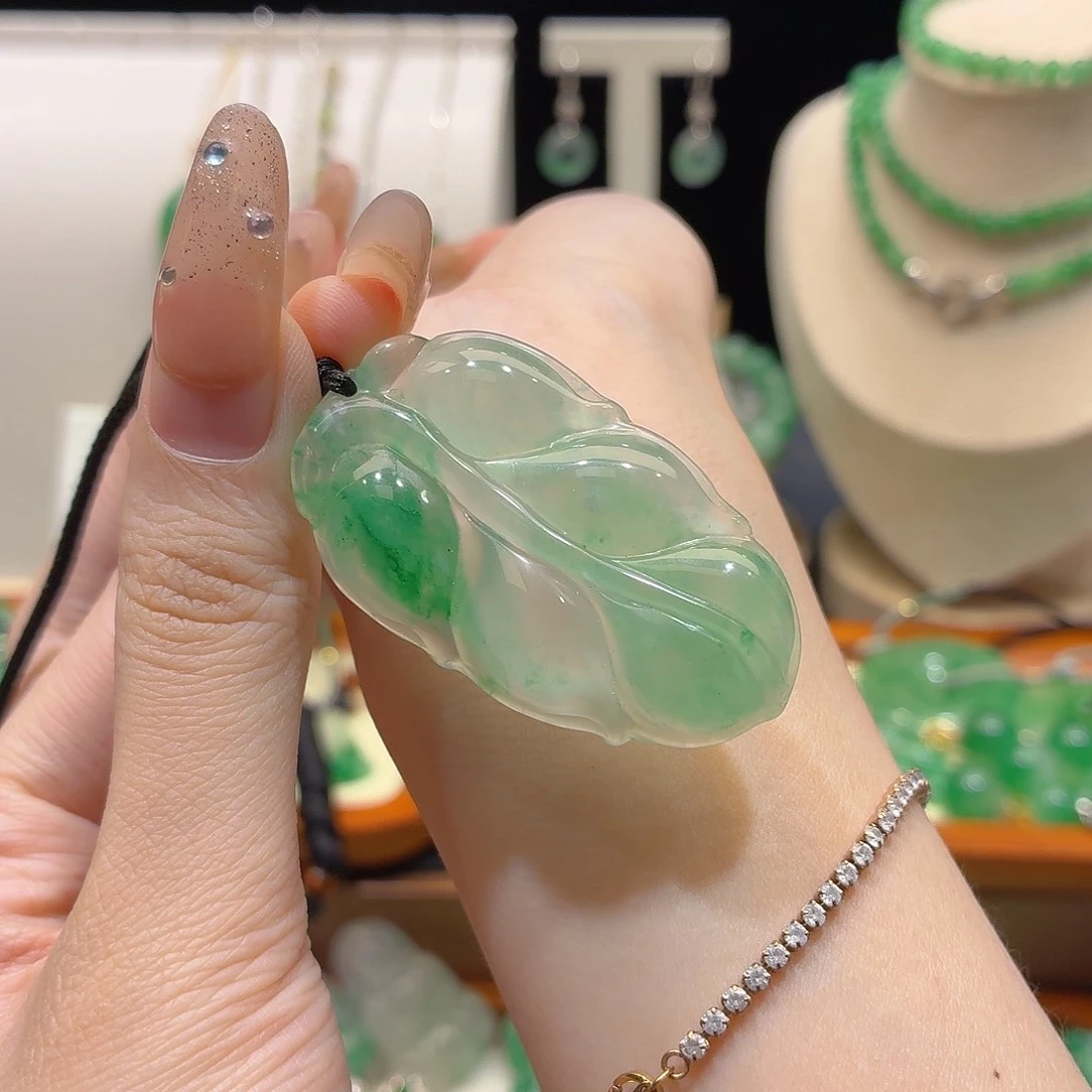 石英质玉未镶嵌颈饰芭**恰