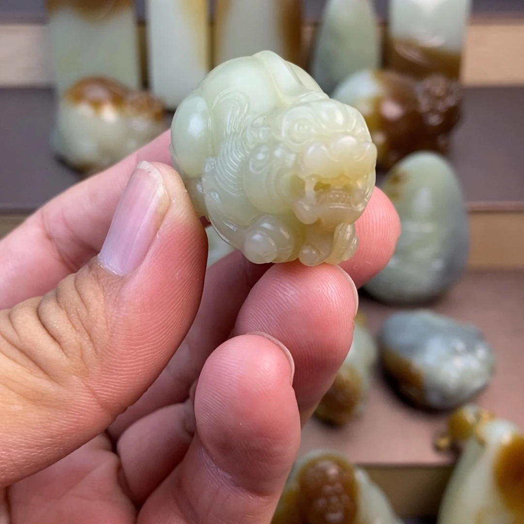 颈饰未镶嵌和田玉（糖玉）