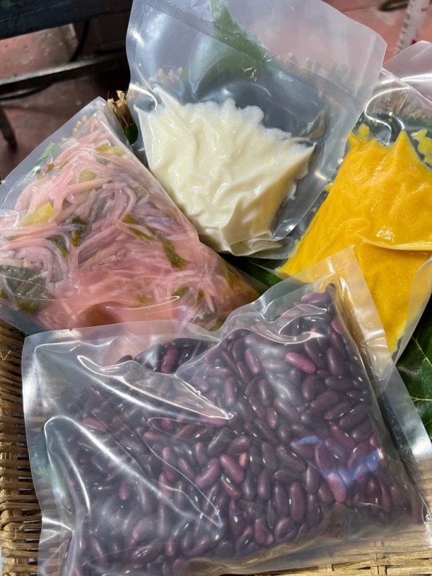 农家自己种植的红豆。酸菜。玉米饭