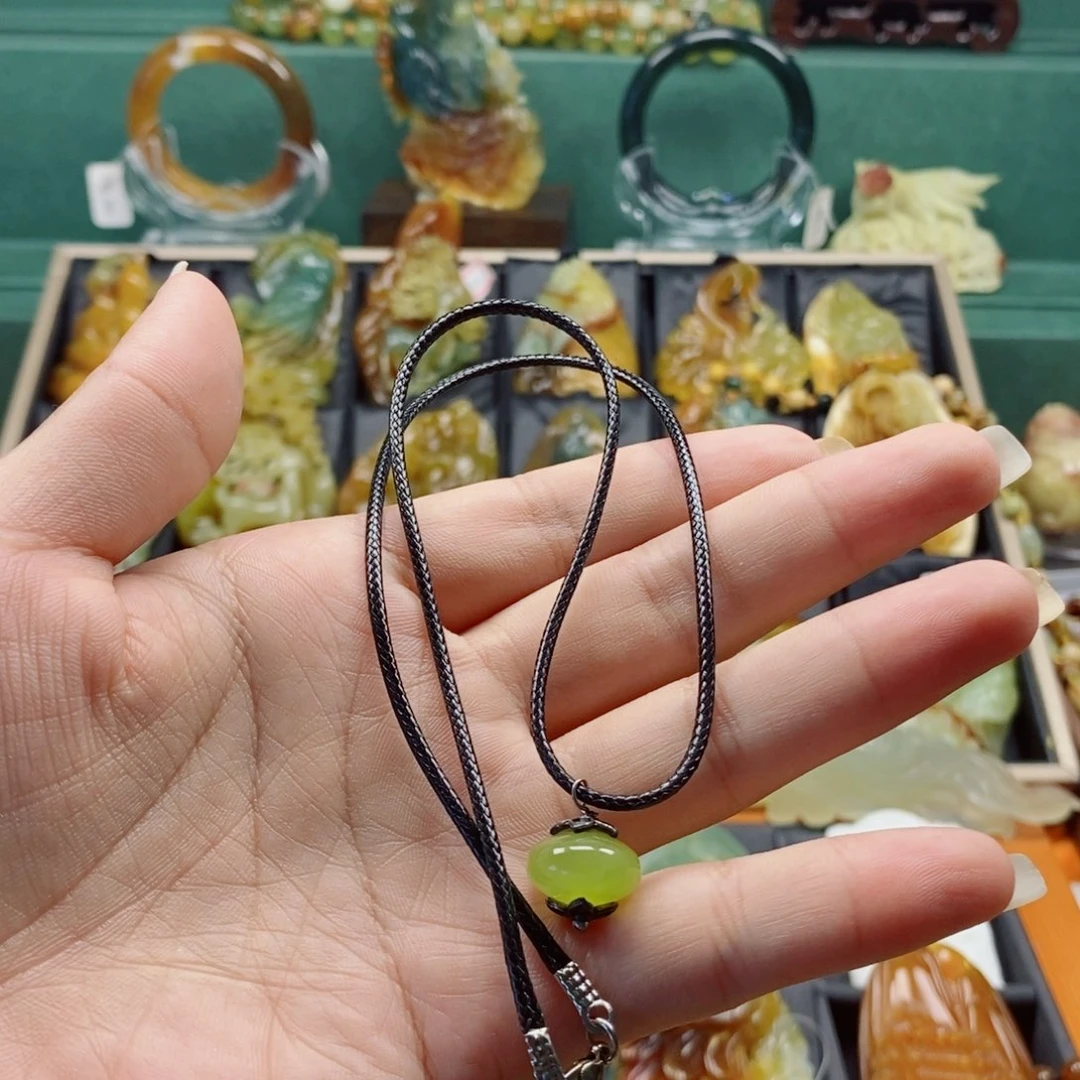 蛇纹石玉未镶嵌颈饰