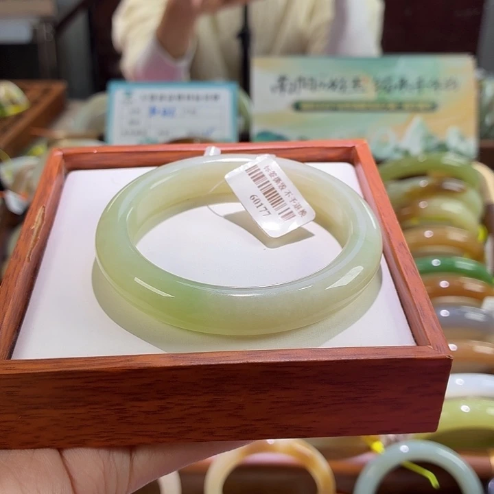 和田玉未镶嵌手镯56。 55