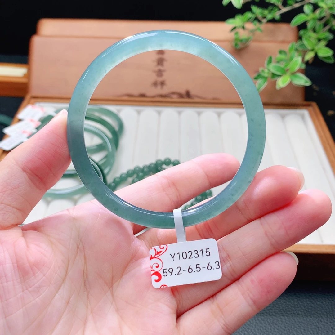 翡翠未镶嵌手镯（圆镯）