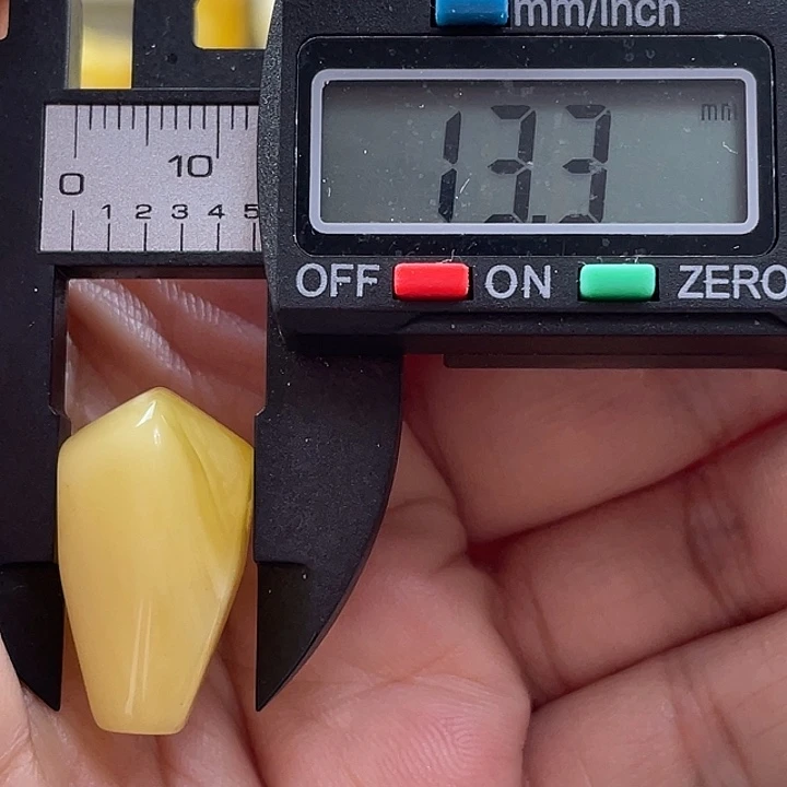 虎***：未镶嵌蜜蜡裸石68杂