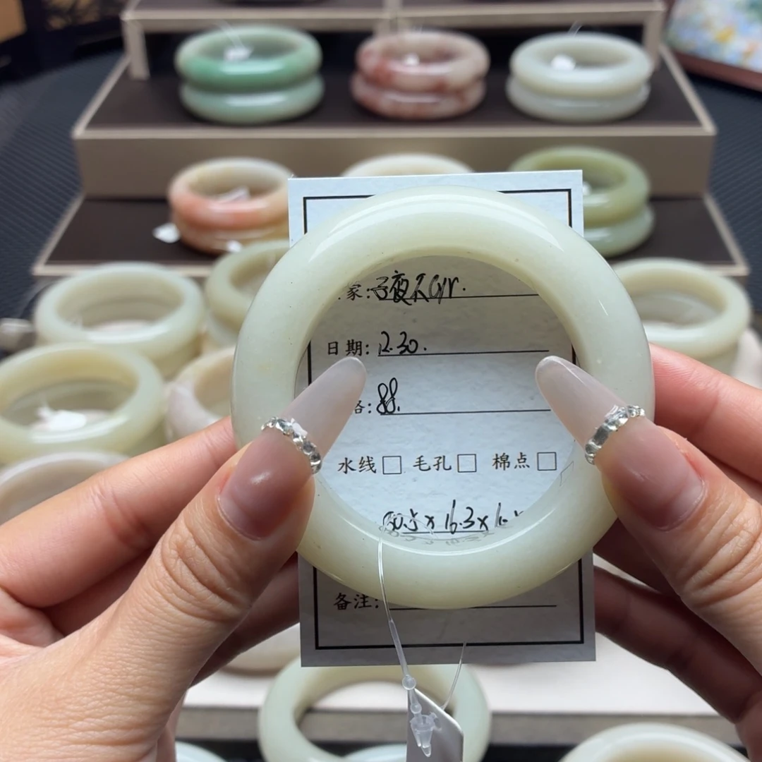 子****石英质玉未镶嵌手镯