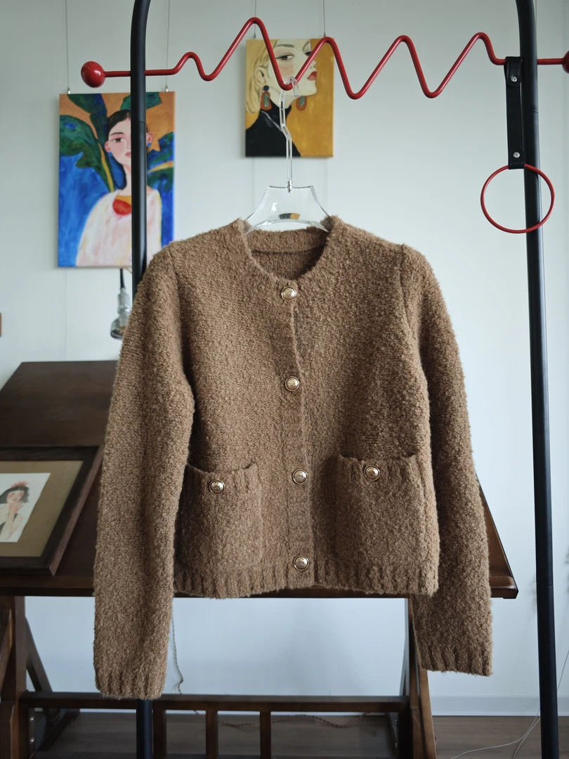 YiN 骆驼绒泰迪绒4扣圆领开衫24136