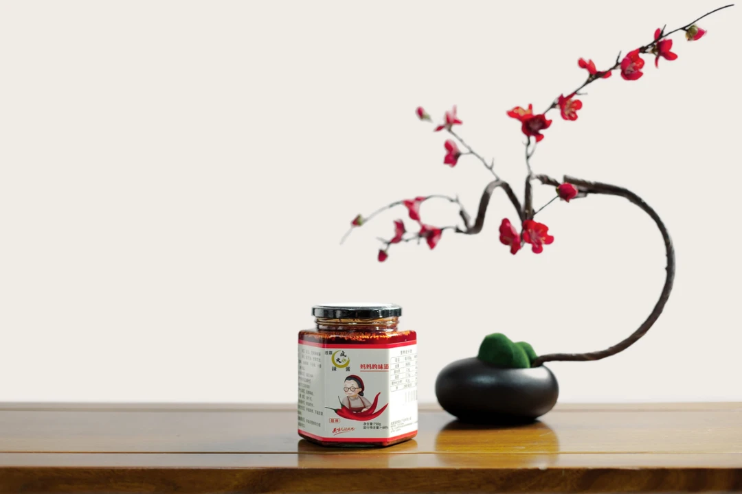 疯火辣酱，大瓶实惠装走上您的餐桌，是家庭、食堂、餐厅的选择！