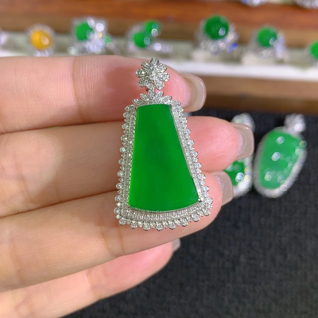 翡翠18K金镶嵌颈饰无事牌