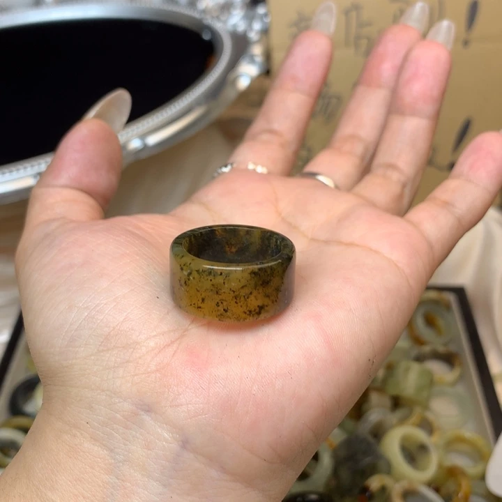 陆***满合金蛇纹石玉戒指