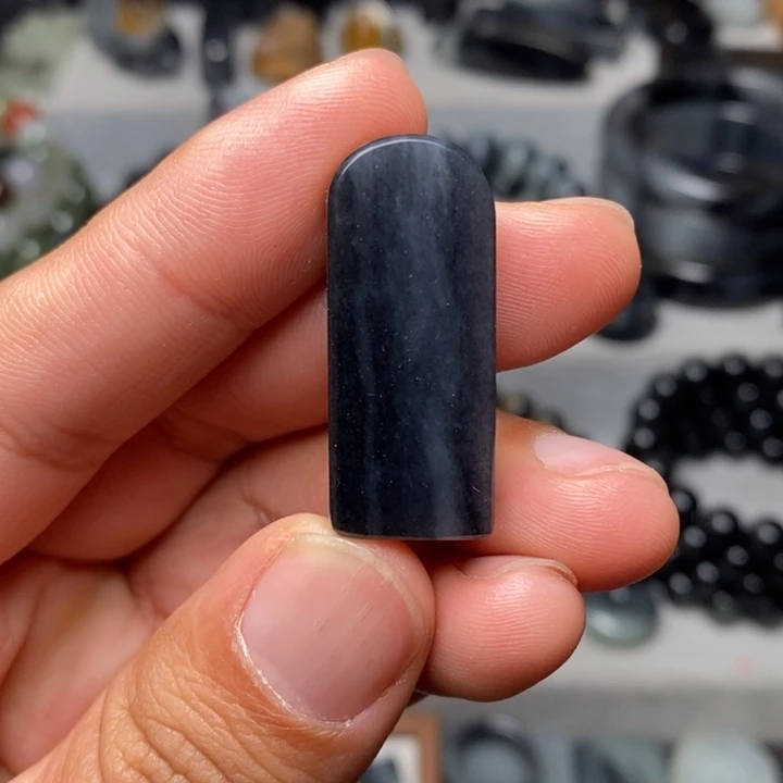 和田玉（墨玉）未镶嵌颈饰