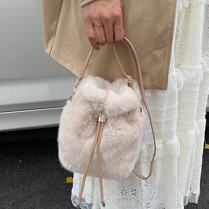 毛绒秋冬包包女款爆款2025新款流行款百搭单肩斜挎包便携包毛毛包