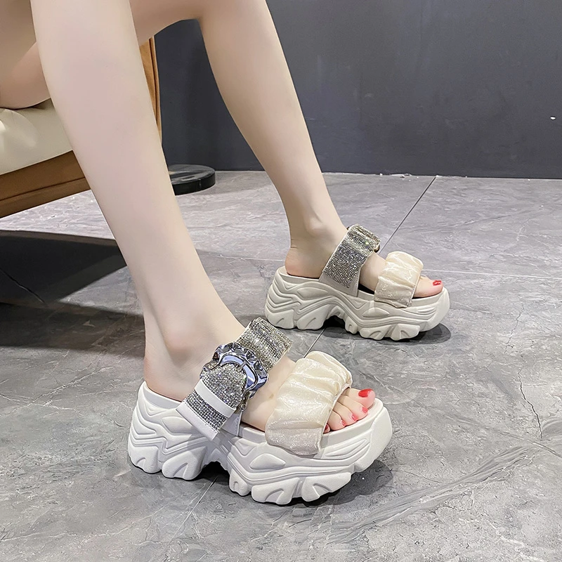 厚底增高甜美风水钻百搭一字拖女2025年夏季网红外穿仙女风凉拖鞋