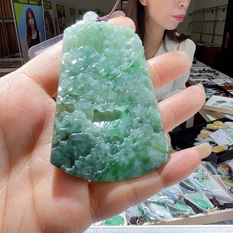翡翠未镶嵌颈饰一个