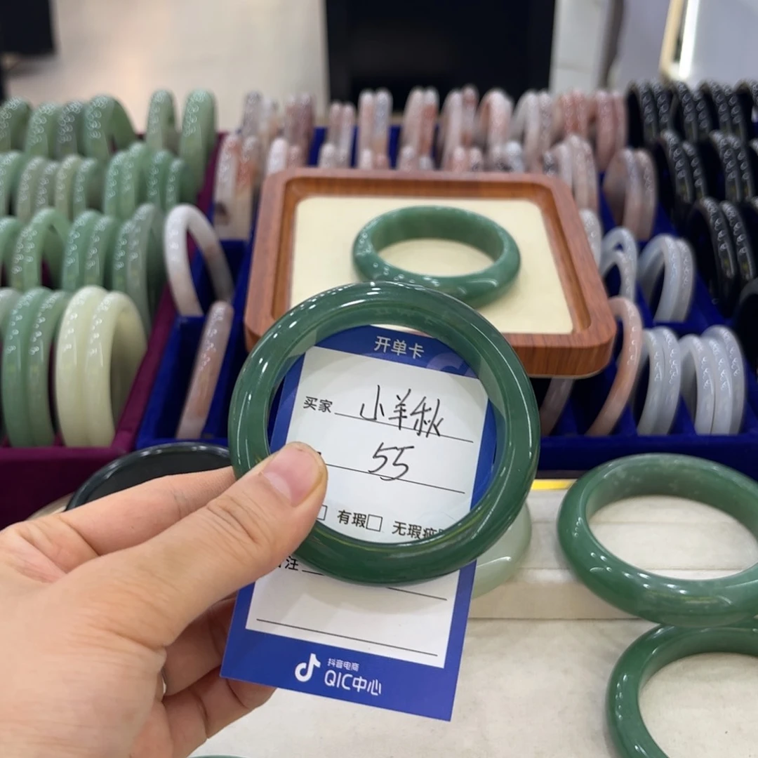 石英岩玉手镯。串珠未镶嵌小*秋