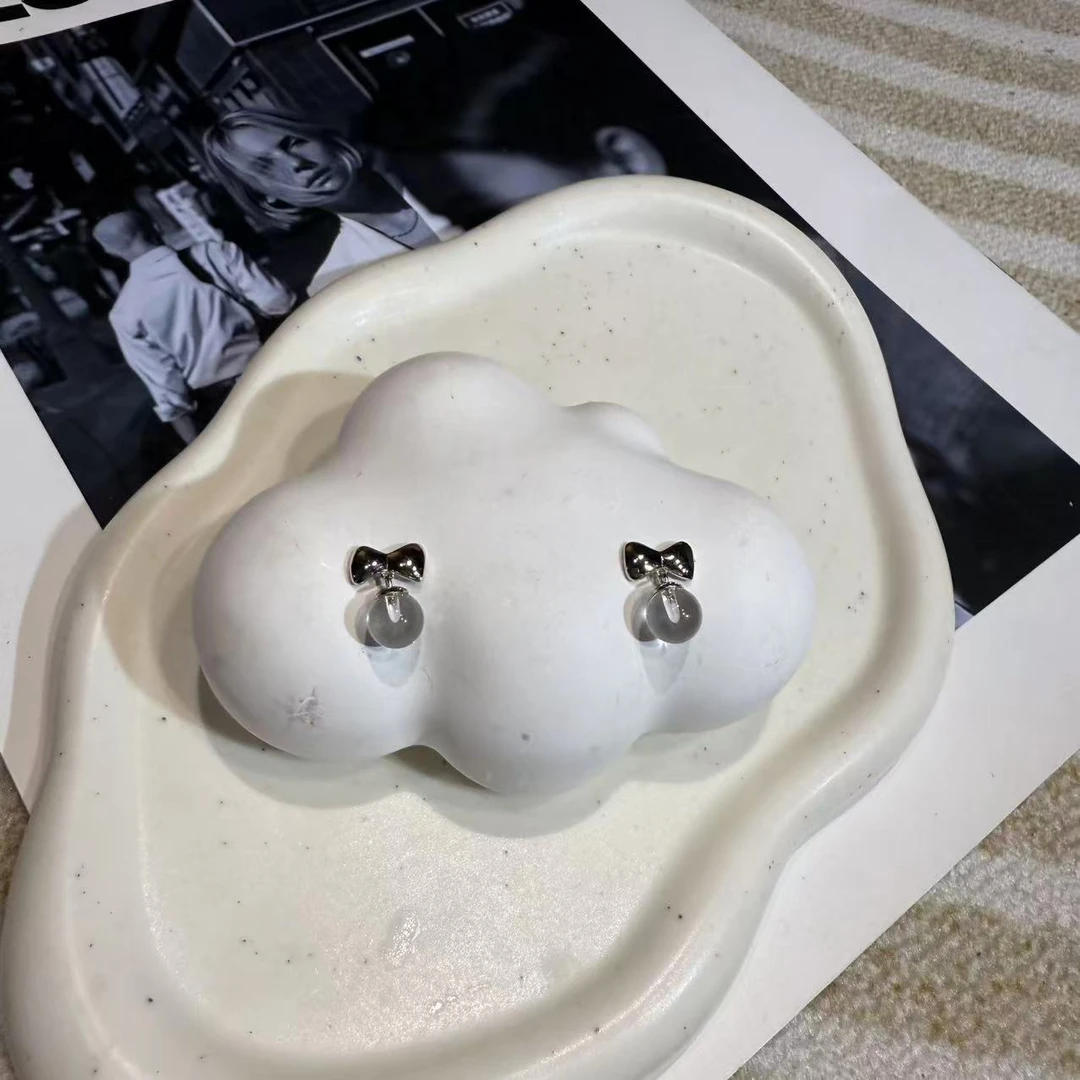 【A290】白水晶蝴蝶结。冰雪女王。爱心耳钉