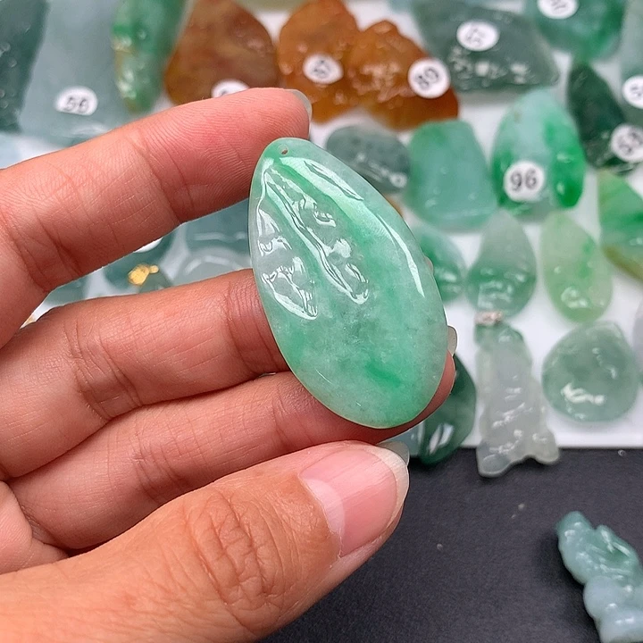 翡翠未镶嵌颈饰随型