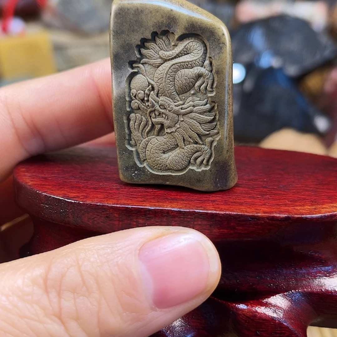 新疆原石雕刻手把件