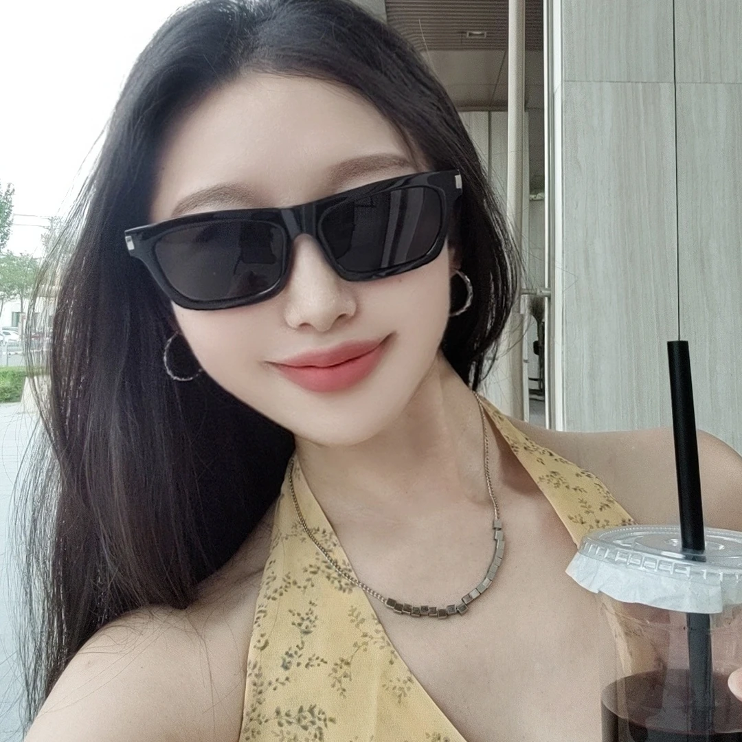 新款方形黑色框米钉墨镜女潮复古方圆脸太阳镜显瘦街拍高级感眼镜