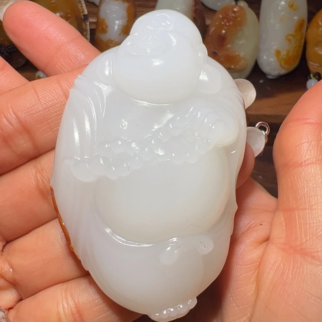 行***山和田玉未镶嵌颈饰