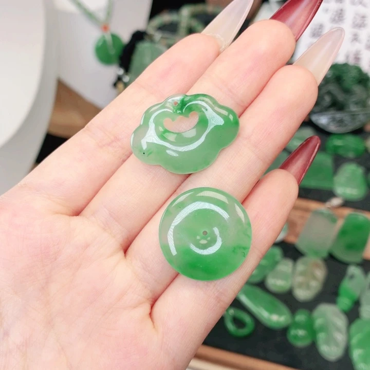 我***伍石英质玉（非洲翠）未镶嵌颈饰