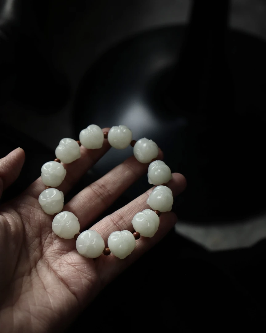 【妹妹珠宝】超时尚和田白玉雕刻佛像单圈手串（老料孤品）