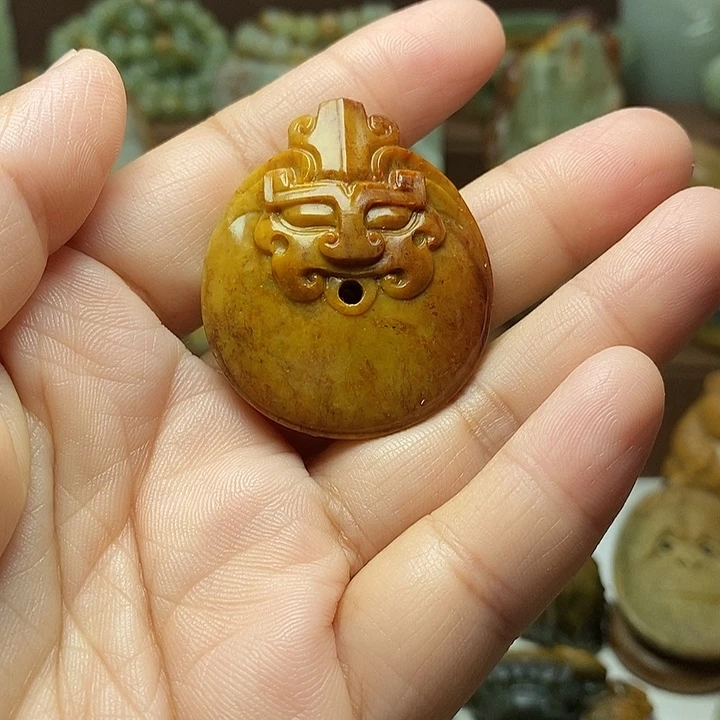 墩***儿颈饰未镶嵌岫岩河磨玉（透闪石质玉）