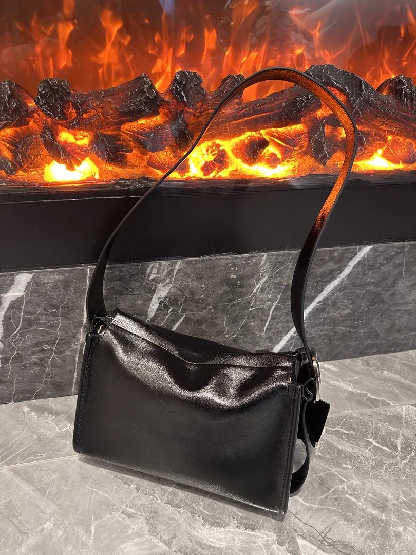 伊喜【年度斜挎】简约单肩斜挎休闲女包网红百搭日常经典潮流时尚