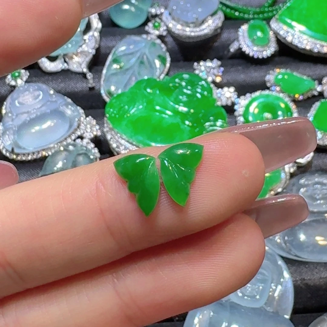 翡翠未镶嵌颈饰蝴蝶