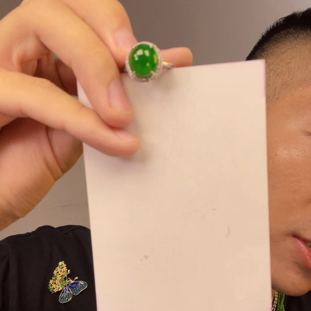 翡翠未镶嵌颈饰一件