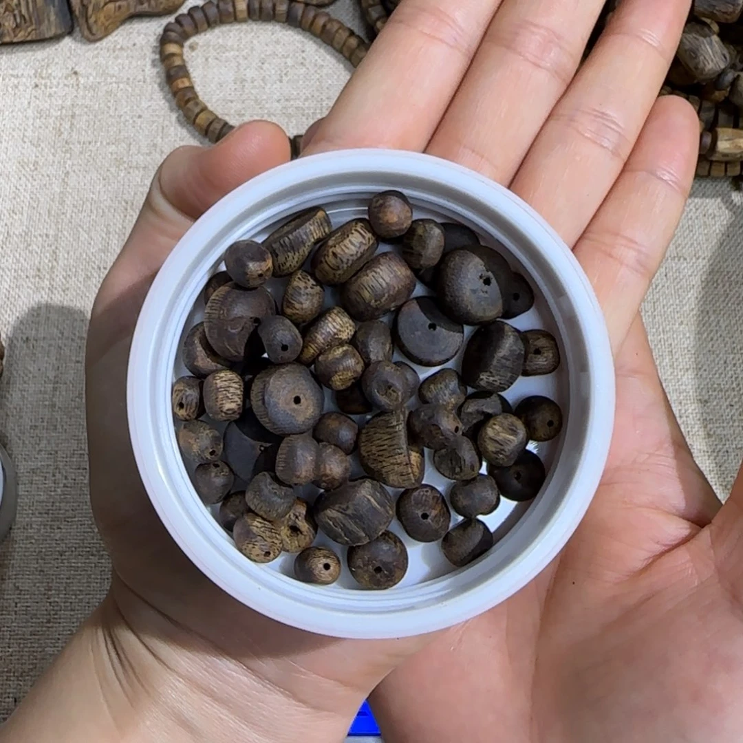 昕****手串沉香随形散珠多样性发货40克