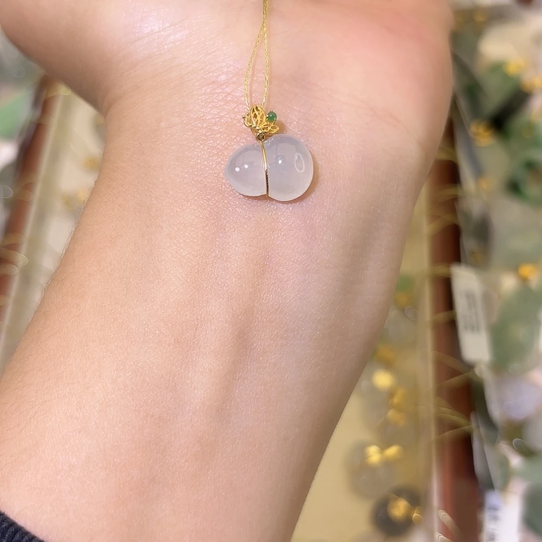 翡翠18K金镶嵌颈饰葫芦