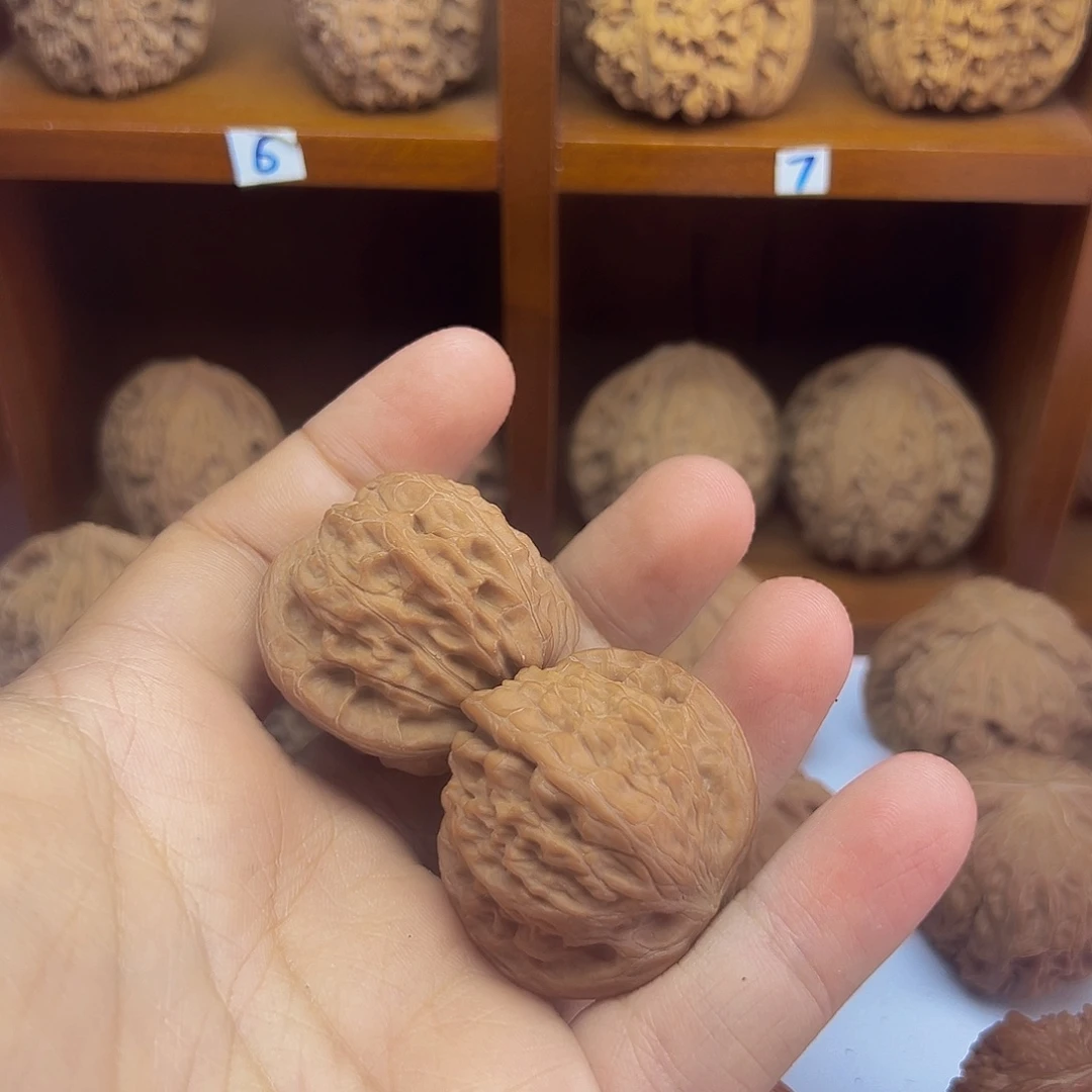 哈***笑桃核吊坠39尺全品红皮山地磨盘