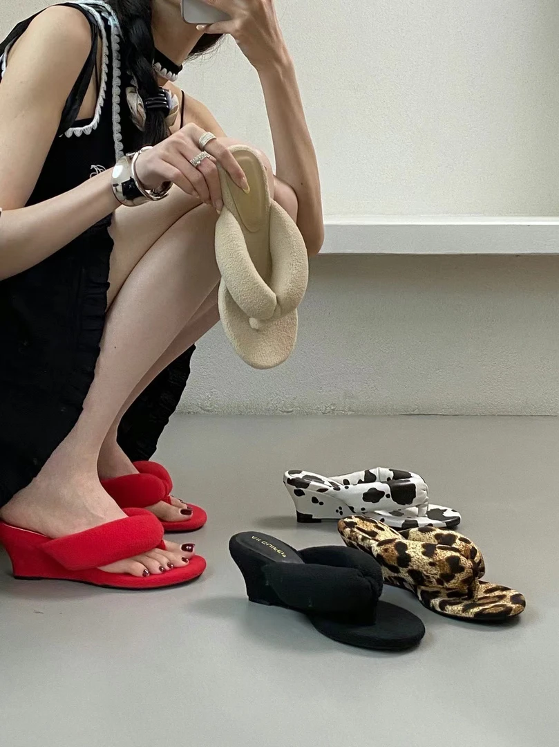 2025性感辣妹粉色豹纹夏季方头胶粘人字拖女修面皮高跟软垫加厚拖