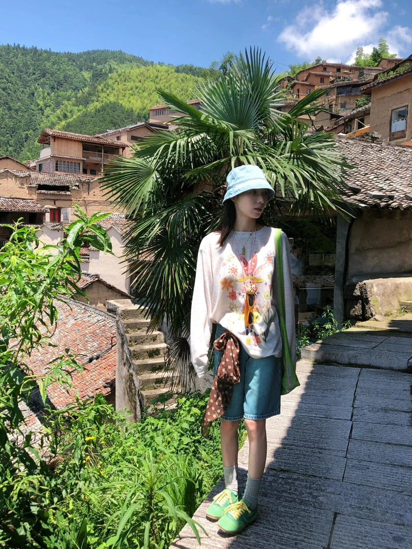 2025夏季新款韩系小丑印晕染水彩充满童趣上衣复古牛仔短裤两件套