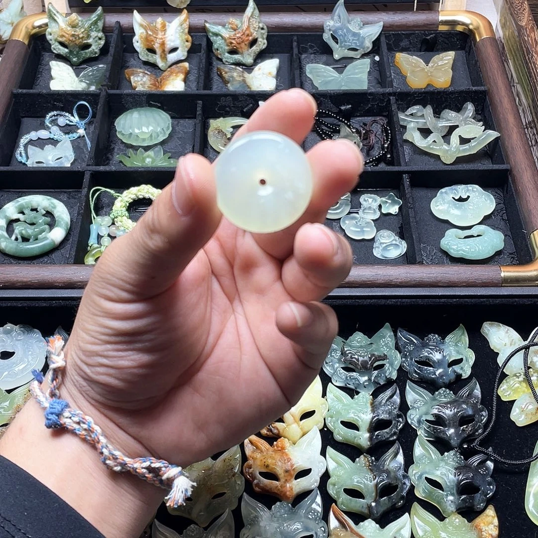 蛇纹石玉未镶嵌颈饰