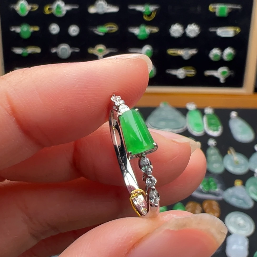 翡翠18K金镶嵌颈饰戒指