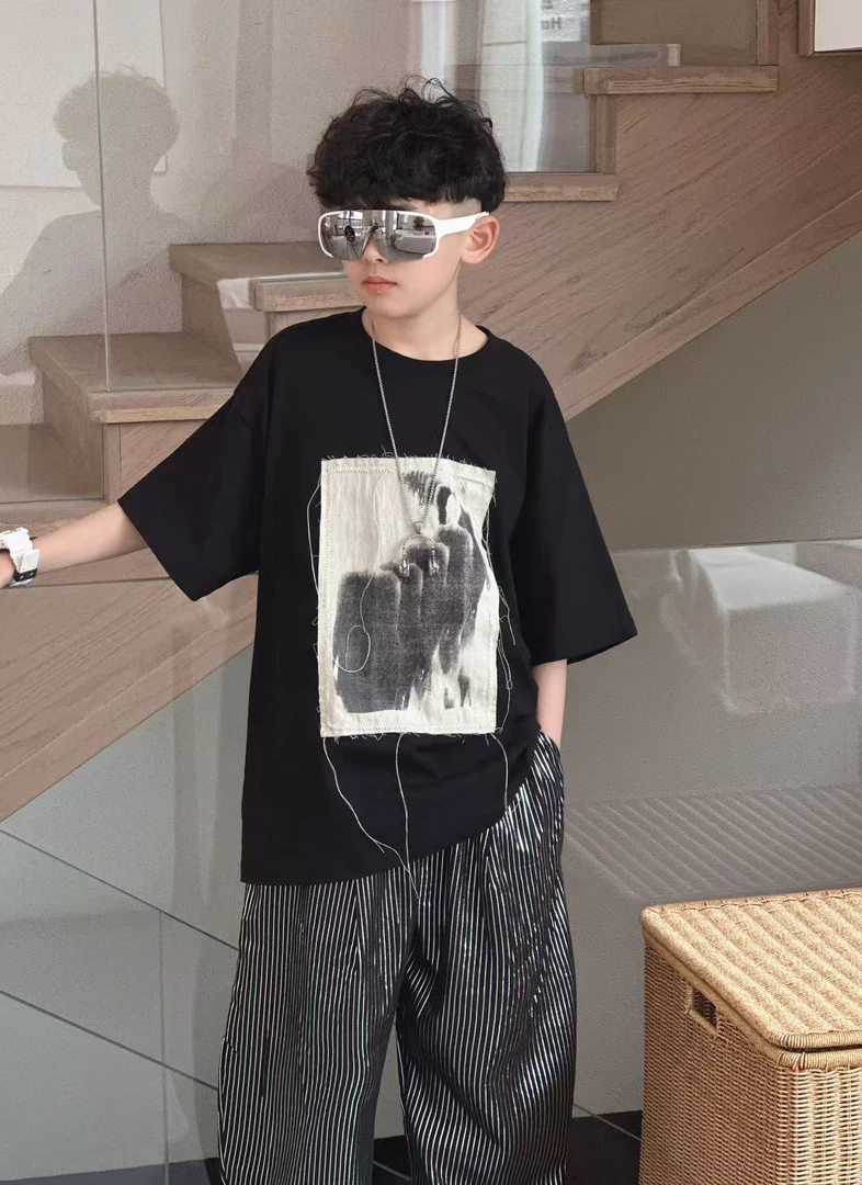 【蜡小新】【巴黎画廊】儿童高街中大童 定制系列圆领T恤，模特穿140，