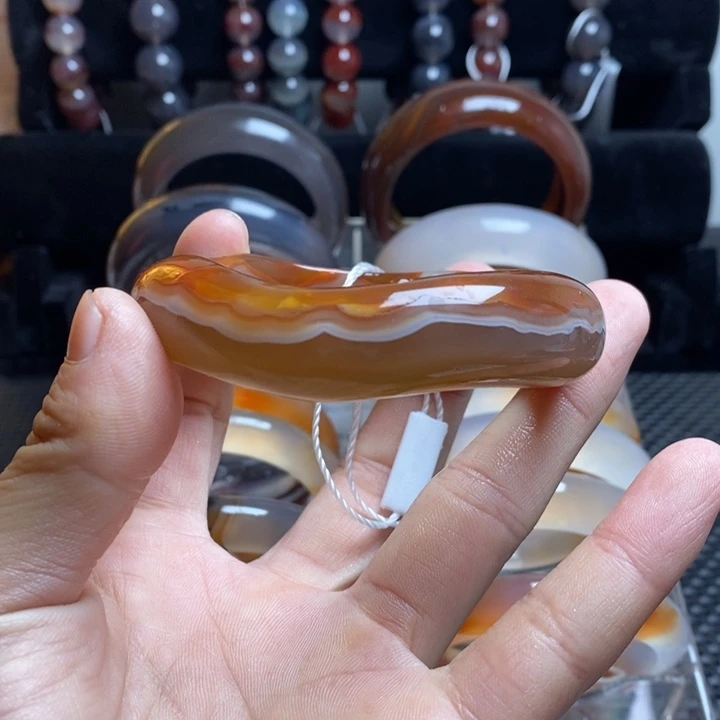 玛瑙/玉髓未镶嵌手镯扭扭不鉴赏