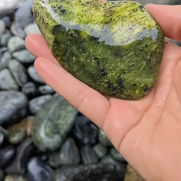 玉邓*藏玉药王石原石手把件一个