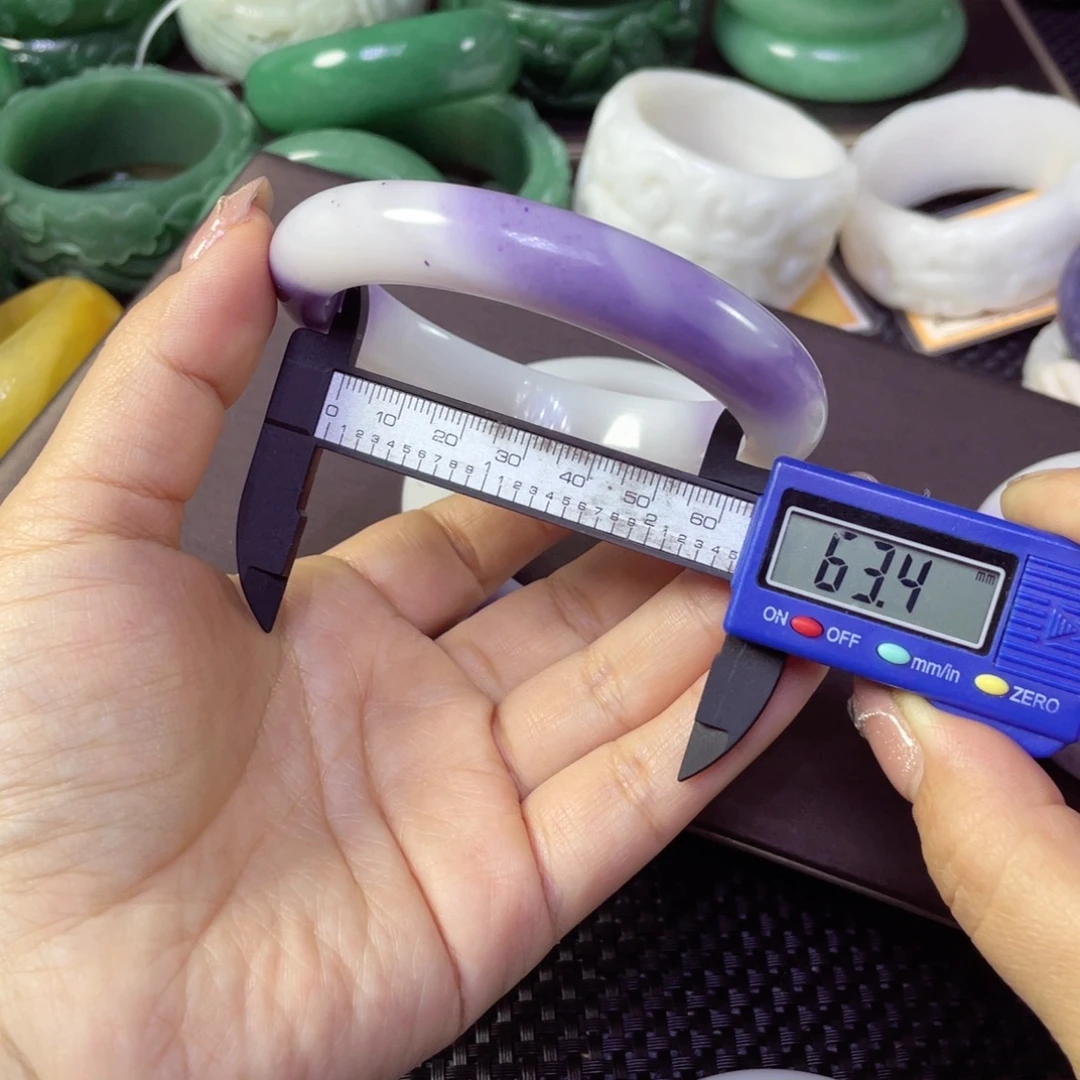 羽***歌石英质玉未镶嵌手镯