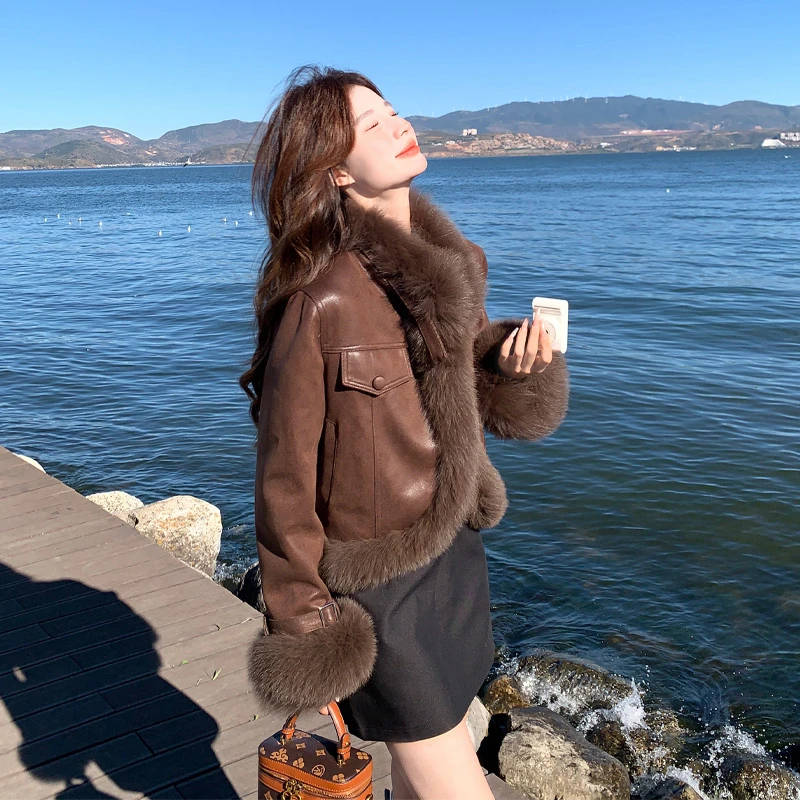 真狐狸毛羽绒服女2025冬季新款甜酷炸街机车风皮毛一体白鸭绒外套