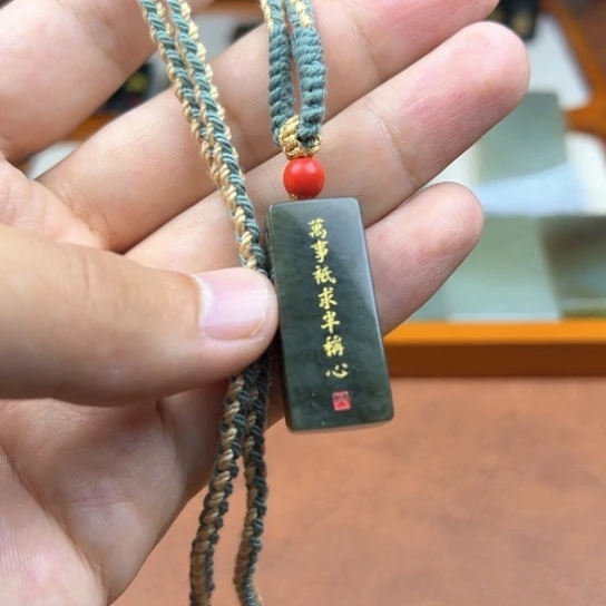 颈饰未镶嵌和田玉（糖玉）