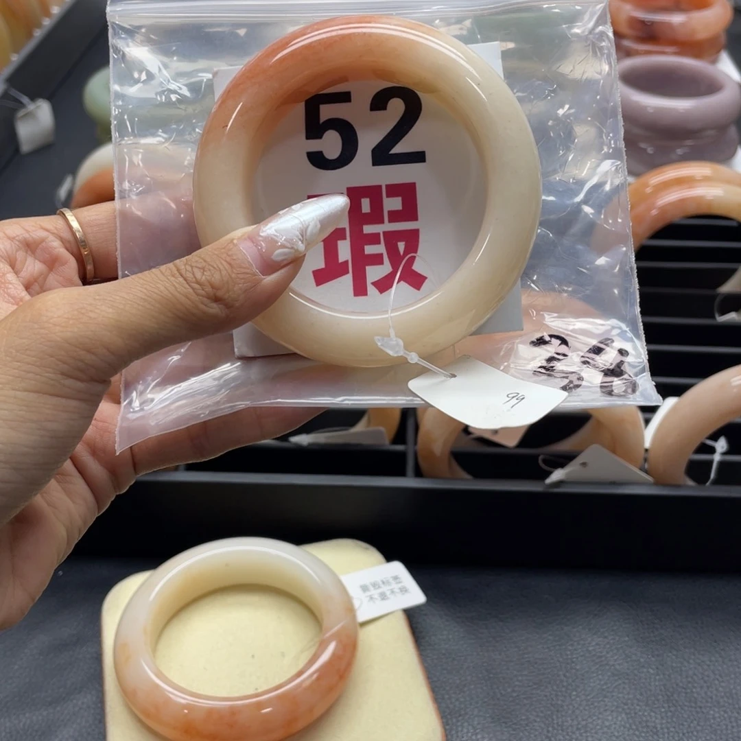 石英岩玉手镯未镶嵌春*