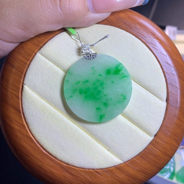 颈饰18K金镶嵌翡翠天然