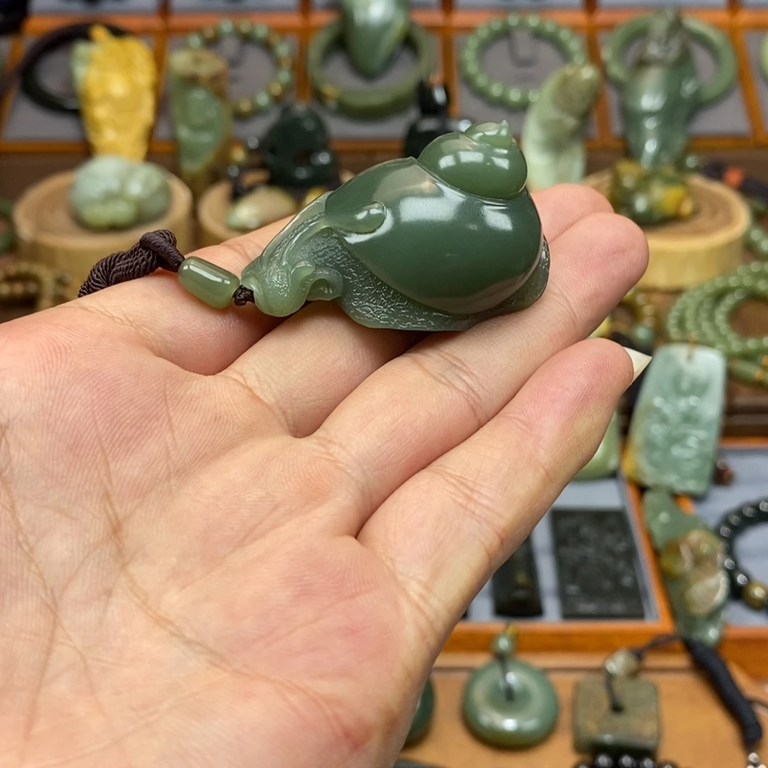 墩***儿岫岩老玉（透闪石质玉）未镶嵌挂件