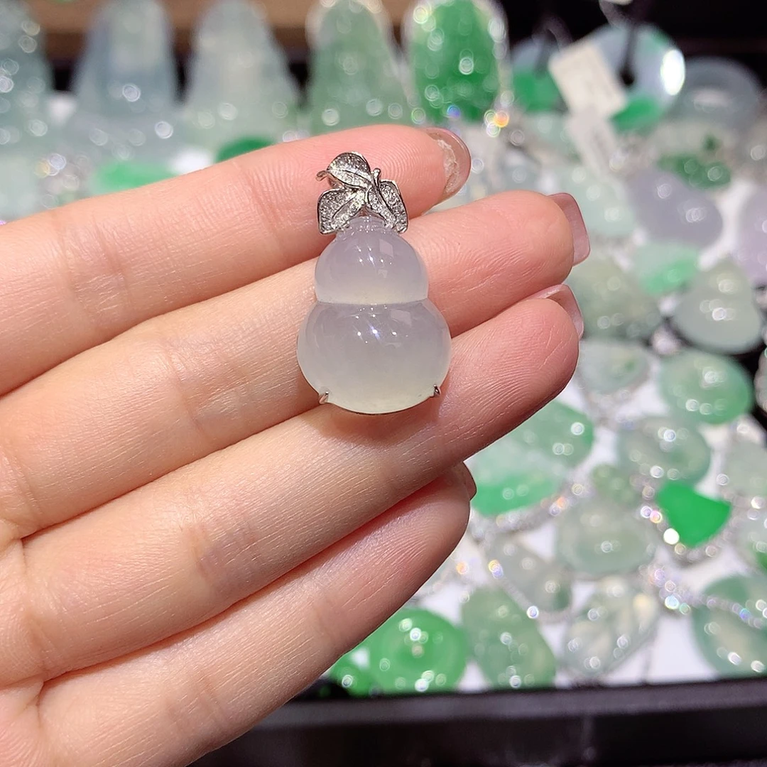 翡翠18K金镶嵌颈饰葫芦