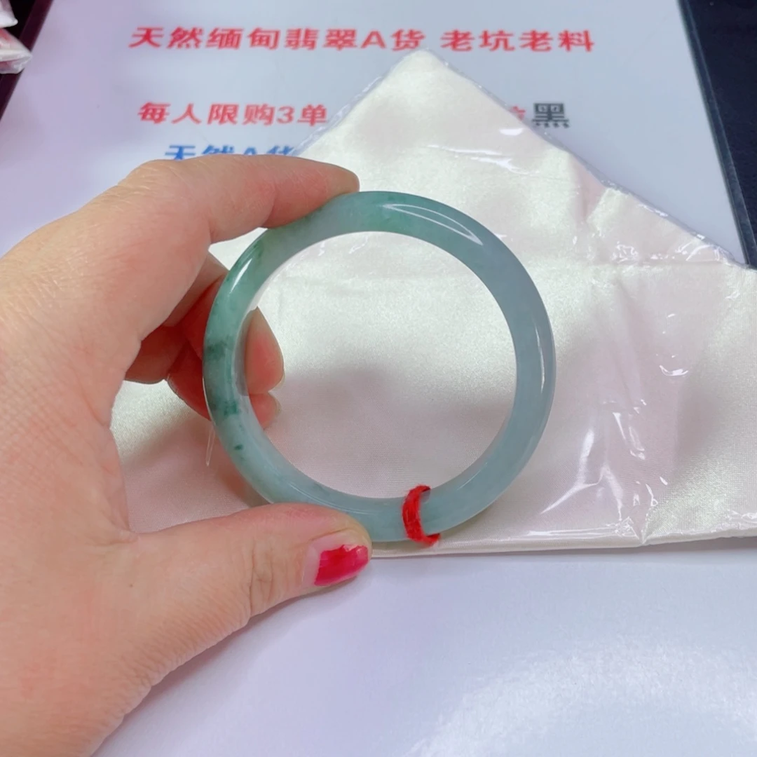 翡翠手镯未镶嵌天****姐