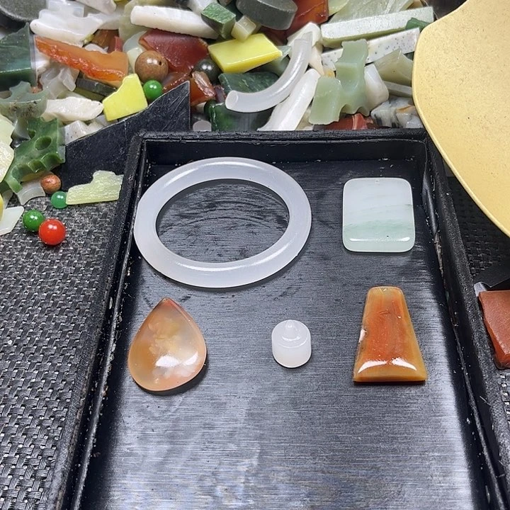 和田玉未镶嵌颈饰神**贝