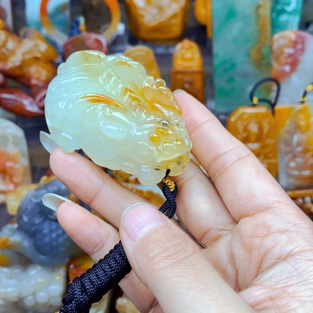 石英质玉（黄龙玉）未镶嵌颈饰
