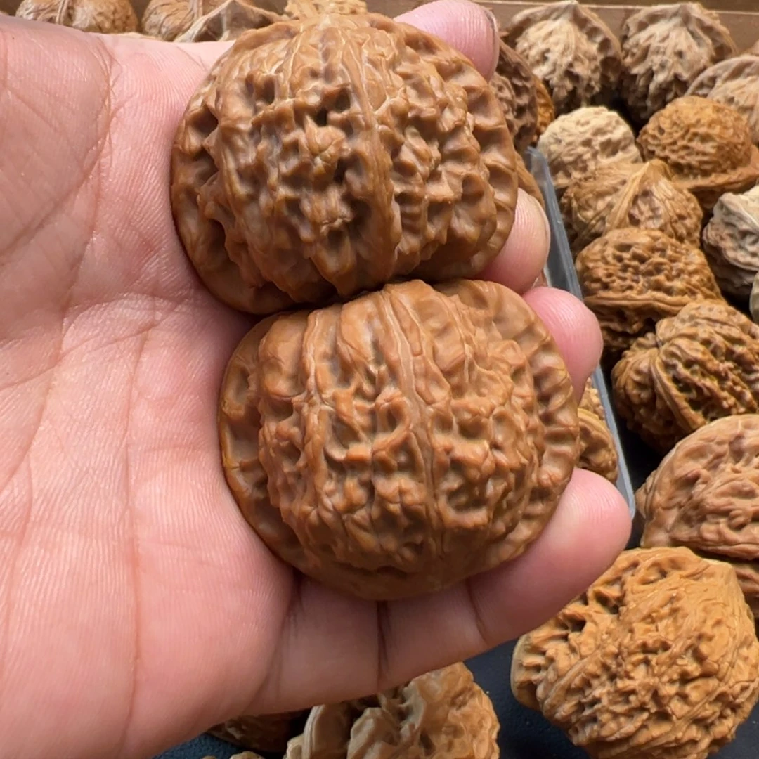 吊坠桃核文玩核桃，闷尖白狮子