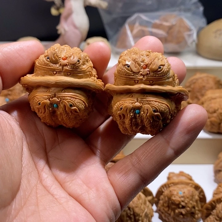 用***3把件文玩核桃纯手工雕刻文玩核桃